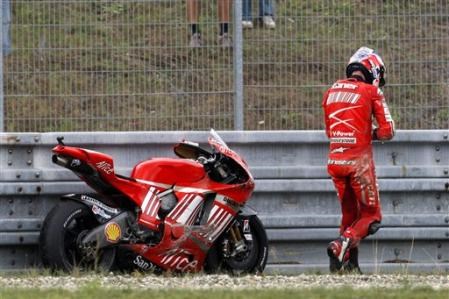 Για δεύτερο συνεχόμενο αγώνα ο Casey Stoner υπέπεσε σε λάθος